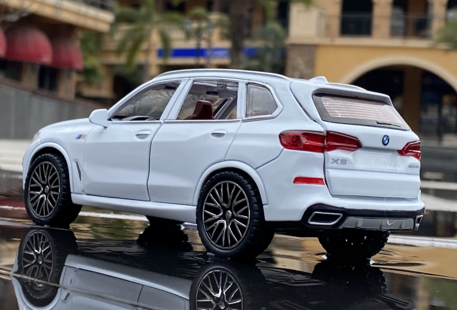 1:28 BMW X5 SUV Simulation Diecast Metal Alloy Model Car Sound Light Pull Back Collection Toy